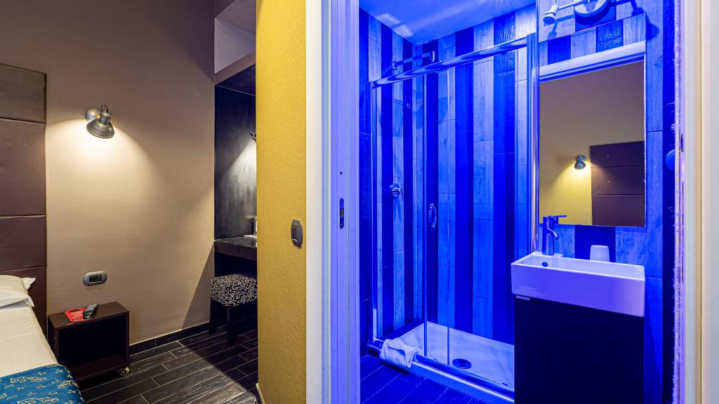 hotel-felice-rome-termini-double-room-bathroom-15-005