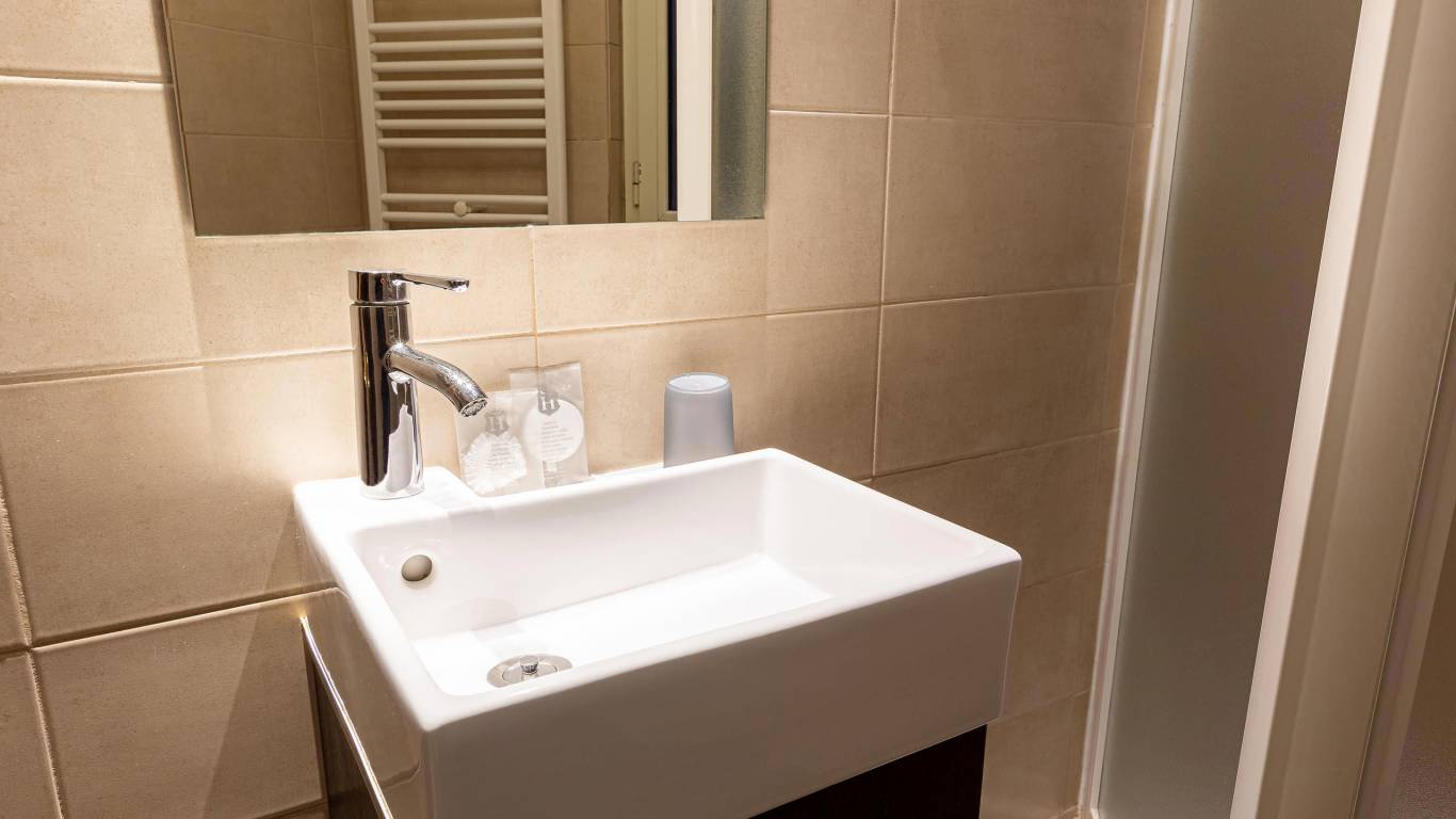 hotel-felice-rome-termini-bathroom-room-22-006
